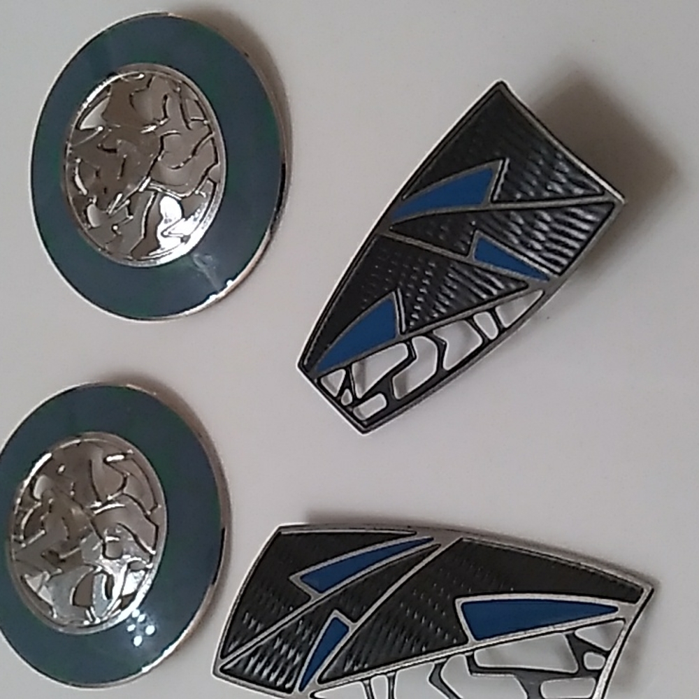2 PAIRS OF BEREBI ENAMEL EARRINGS. SILVER & GREEN, BLUE/HAMMERED SILVER. SB.15